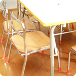 子どもサイズの机やいすは、モンテッソーリ教育から