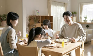 家族食事風景写真